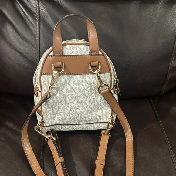 Michael Kors Womens Rhea

Mini Backpack White... - Picture 4 of 9